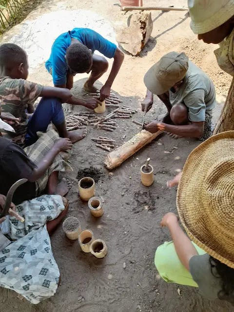 Malgaches faisant de la permaculture
